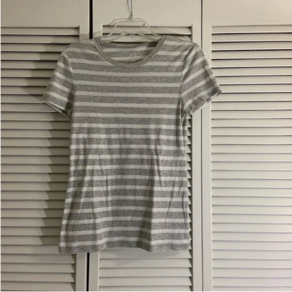 EUC L Old Navy fitted crew neck gray and white striped t shirt